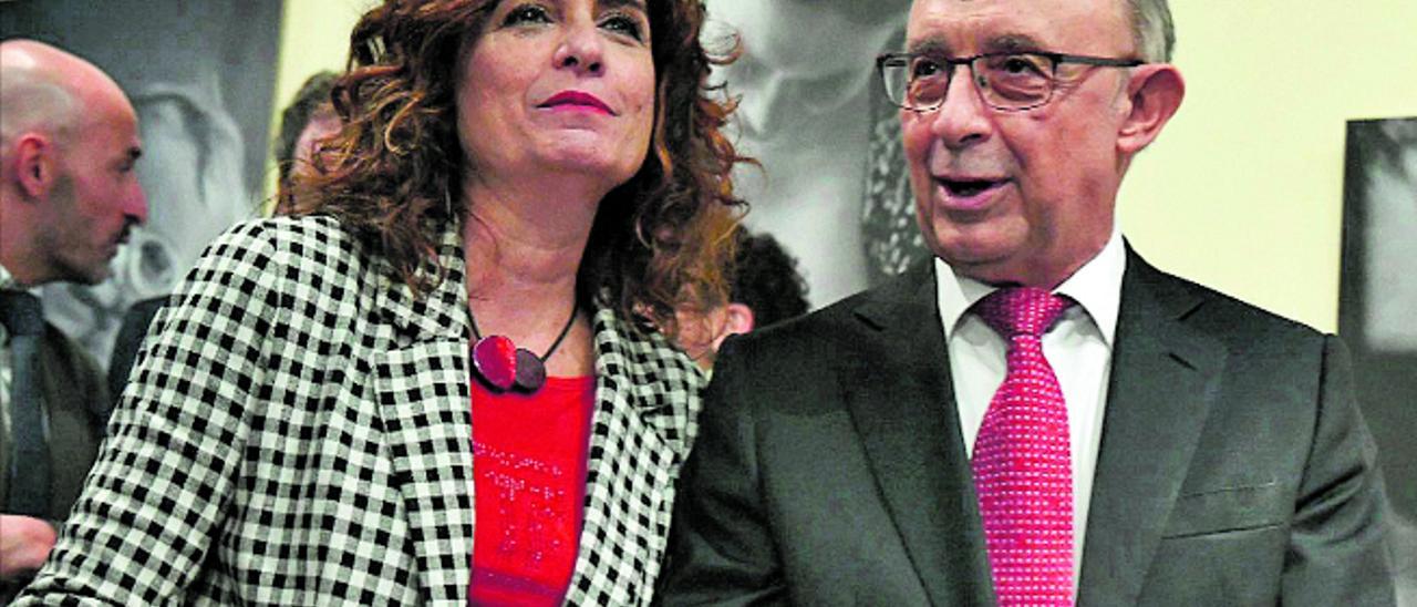 La ministra de Hacienda, María Jesús Montero, con su inmediato antecesor en el cargo, Cristóbal Montoro.