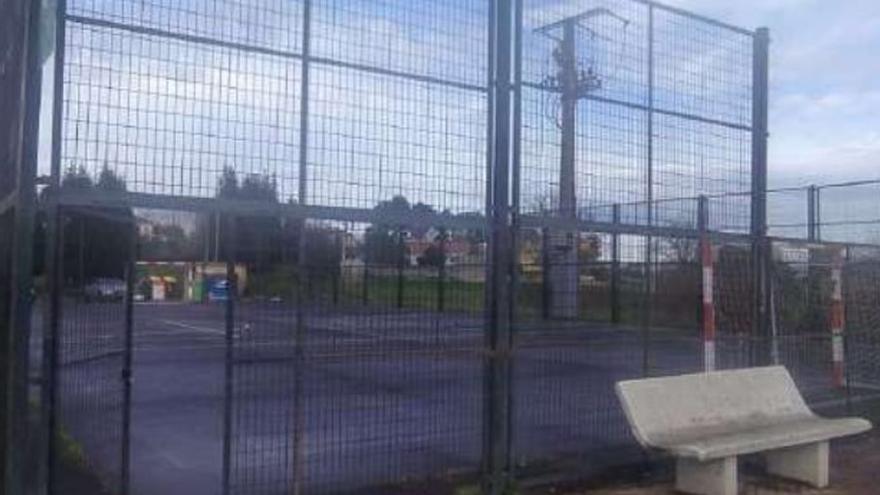 Pista deportiva de Ouces, en Bergondo. |  LOC