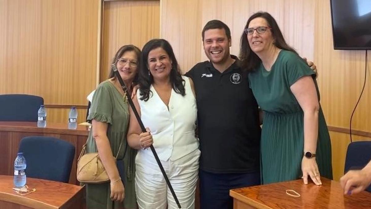 Eva Tejedor con la vara de mando tras el pleno municipal de San Antonio de Benagéber.