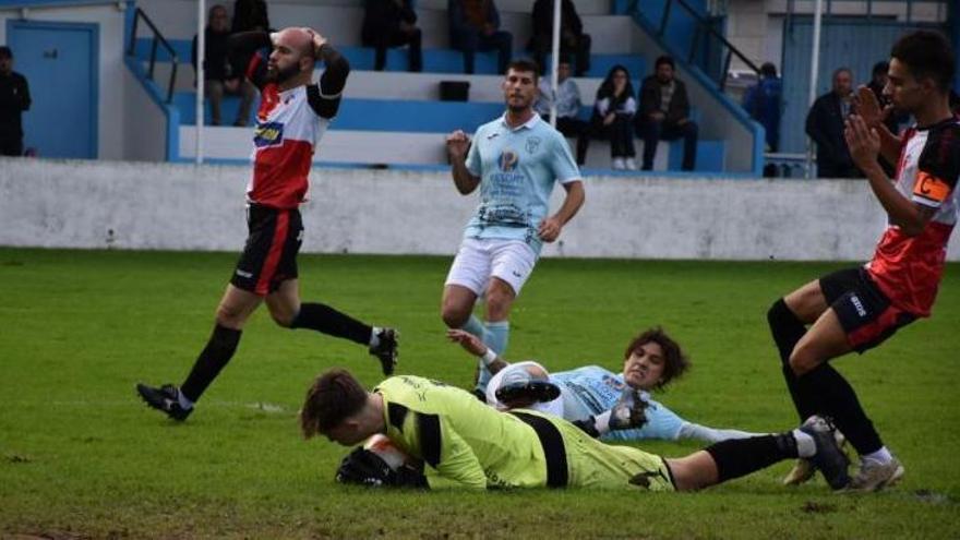 Borja Míguez y Julio Rey, que terminó lesionado en el muslo, lamentando uno de los pocos acercamientos a portería en Cantarrana. |  // FDV