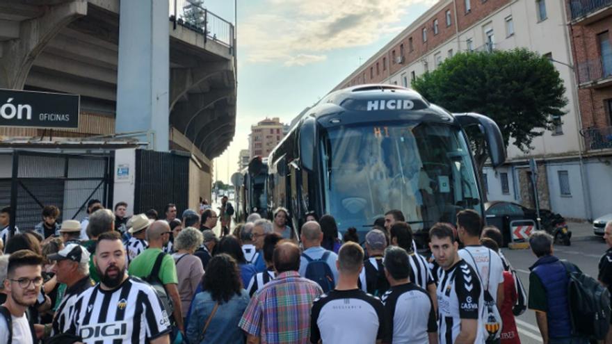 Un grupo de encapuchados espera al bus del Castellón con bates y palos