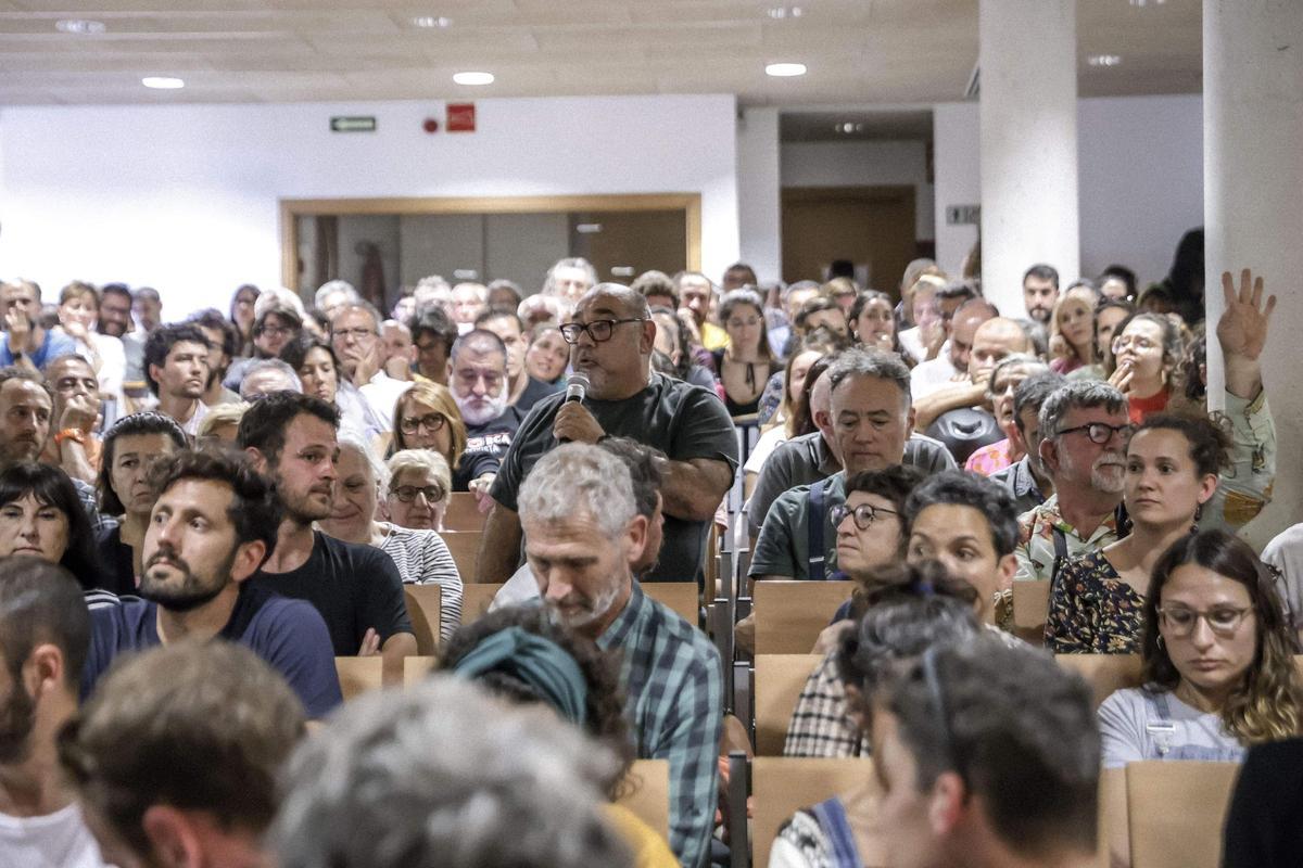 FOTOS | Así ha sido la asamblea ciudadana contra la masificación turística en el IES Sineu
