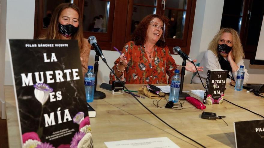 Sánchez Vicente, en el centro, ayer, durante la presentación del libro.