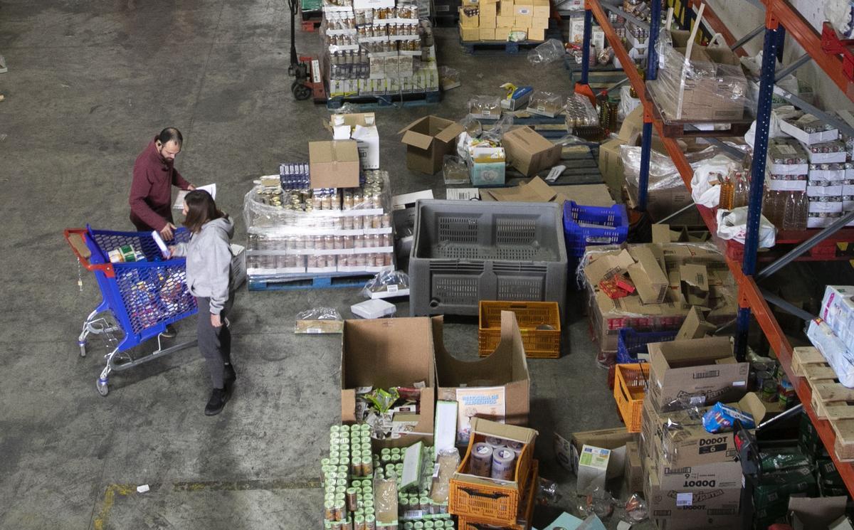 Estanterías vacías en el Banco de Alimentos en imagen de archivo.