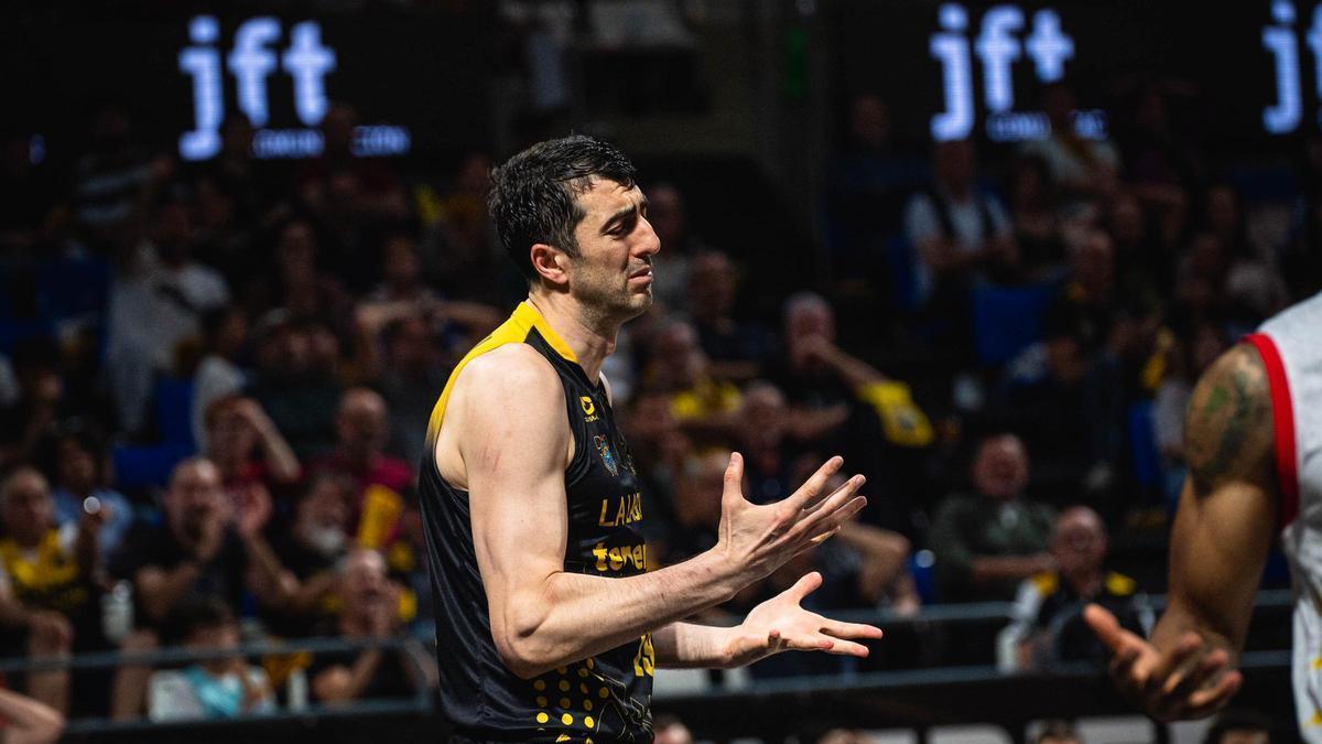 Shermadini se lamenta durante el partido entre La Laguna Tenerife y el Andorra.