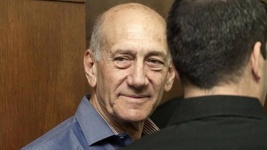 El exprimer ministro israelí Ehud Olmert, culpable de aceptar sobornos