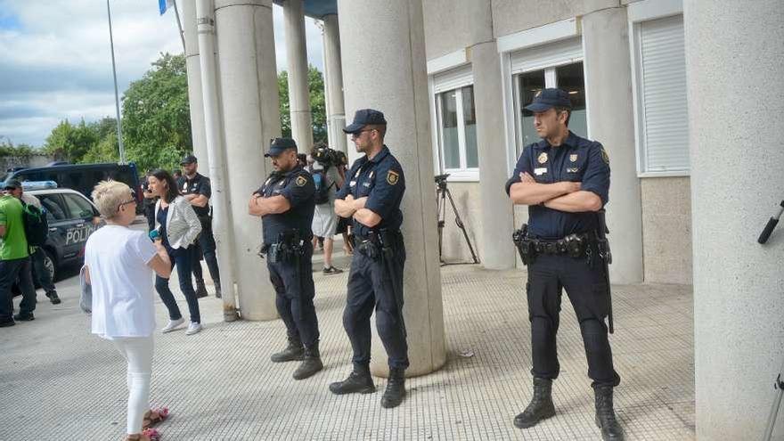 Efectivos policiales ayer en los juzgados de A Parda. // Rafa Vázquez