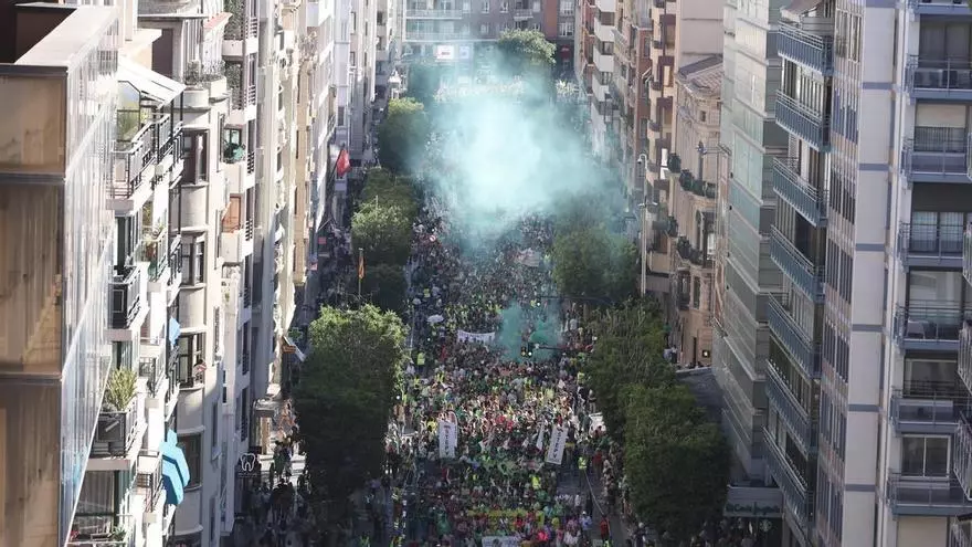 Miles de personas recorren la calle Colón reivindicando una educación pública de calidad