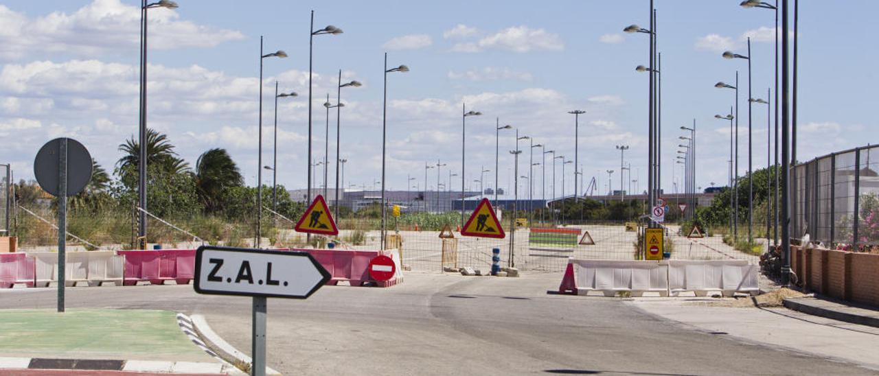 Accesos a la ZAL, urbanizados desde hace más de una década.