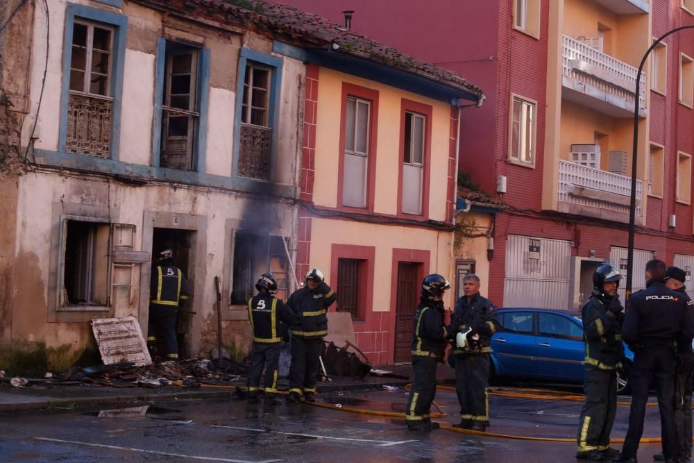 Incendio en una vivienda de dos plantas en Avilés