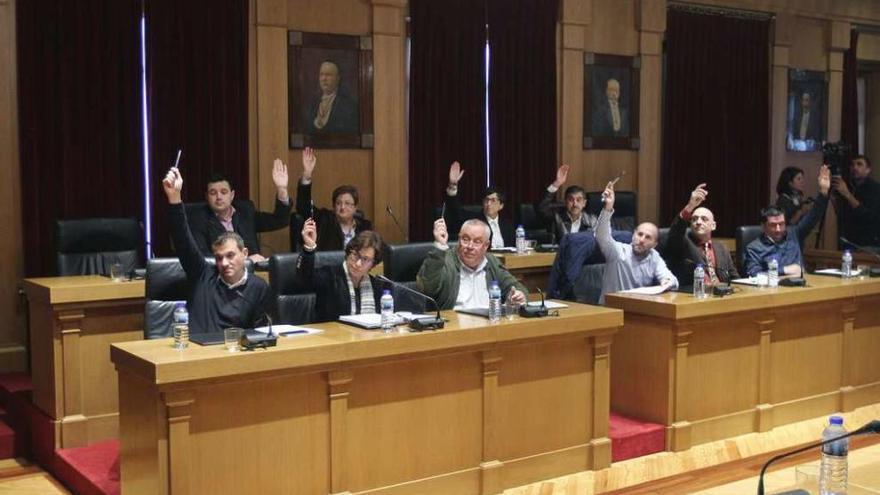 Los once diputados provinciales de la oposición votan la reprobación de Baltar.