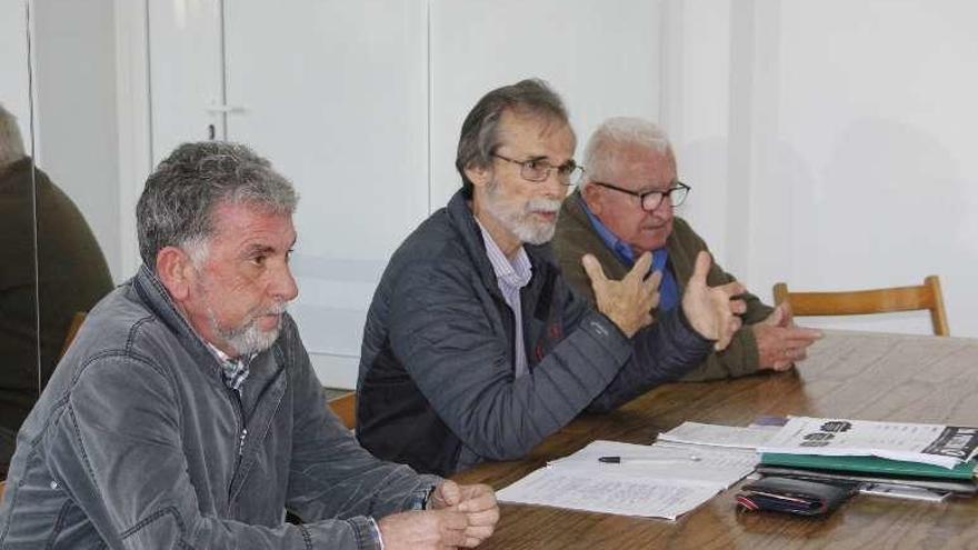 Francisco Ferreira (en el centro), durante la asamblea de ayer. // S.Á