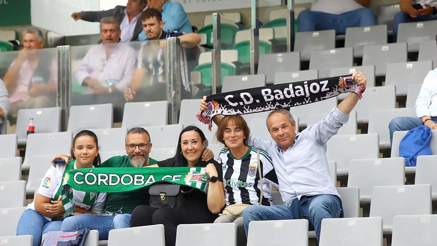 Las imágenes de la afición en el Córdoba CF - Badajoz