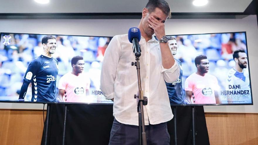 Dani Hernández se rompe durante su discurso de despedia del CD Tenerife.