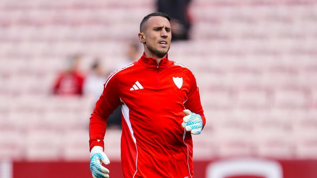 Odysseas Vlachodimos, del Sevilla FC, calienta durante el partido de fútbol de la liga española, LaLiga EA Sports, disputado entre el Sevilla FC y el Girona FC en el estadio Ramón Sánchez-Pizjuán