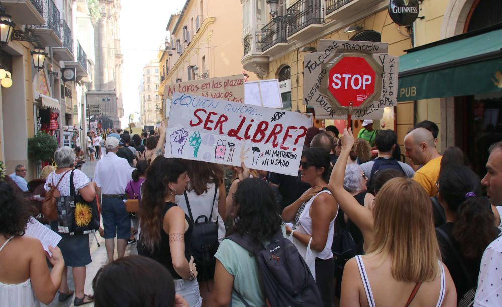 Centenares de personas se unen en Málaga contra la tauromaquia