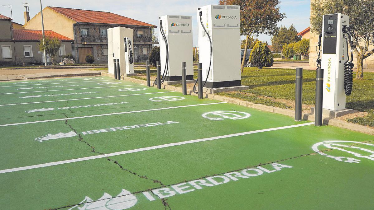 Iberdrola instala seis puestos de recarga para coches eléctricos en Muelas del Pan.