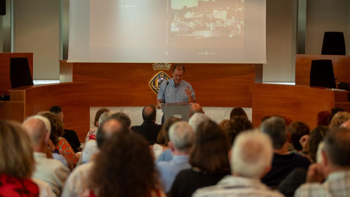 Felip Cirer, en la presentación en el Consell de Eivissa del libro ‘Pitiüsos tarragonins’, en el que ha colaborado.