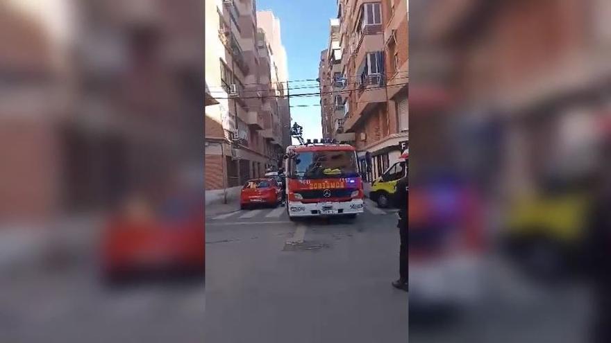 Tres personas atendidas por inhalación de humo tras un incendio en Alicante