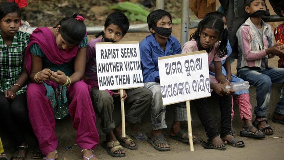 Varios niños indios participan en una protesta contra los abusos sexuales, este sábado en Bhubaneswar.