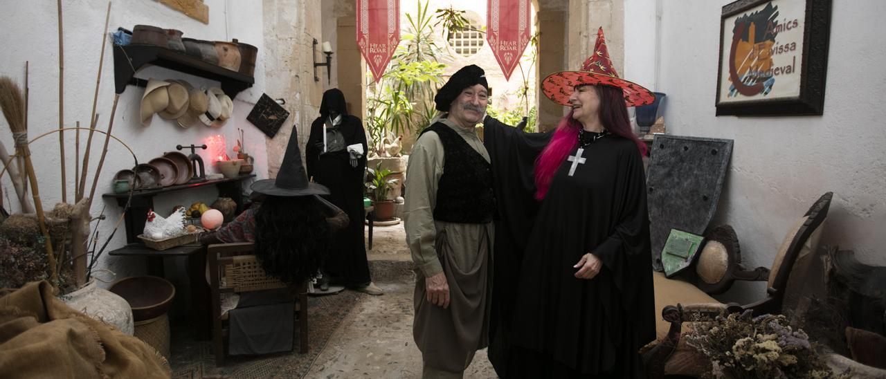 Jesús García e Isabel Delgado,  vestidos de brujos en el patio  de su casa de Dalt Vila.  vicent marí