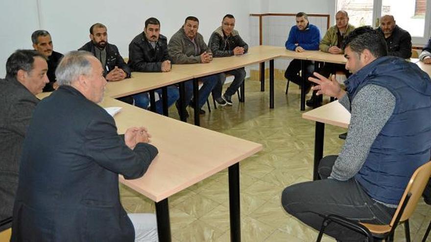 Representants d&#039;UGT reunits amb treballadors del Grup Palau a la seu del sindicat a Berga, ahir