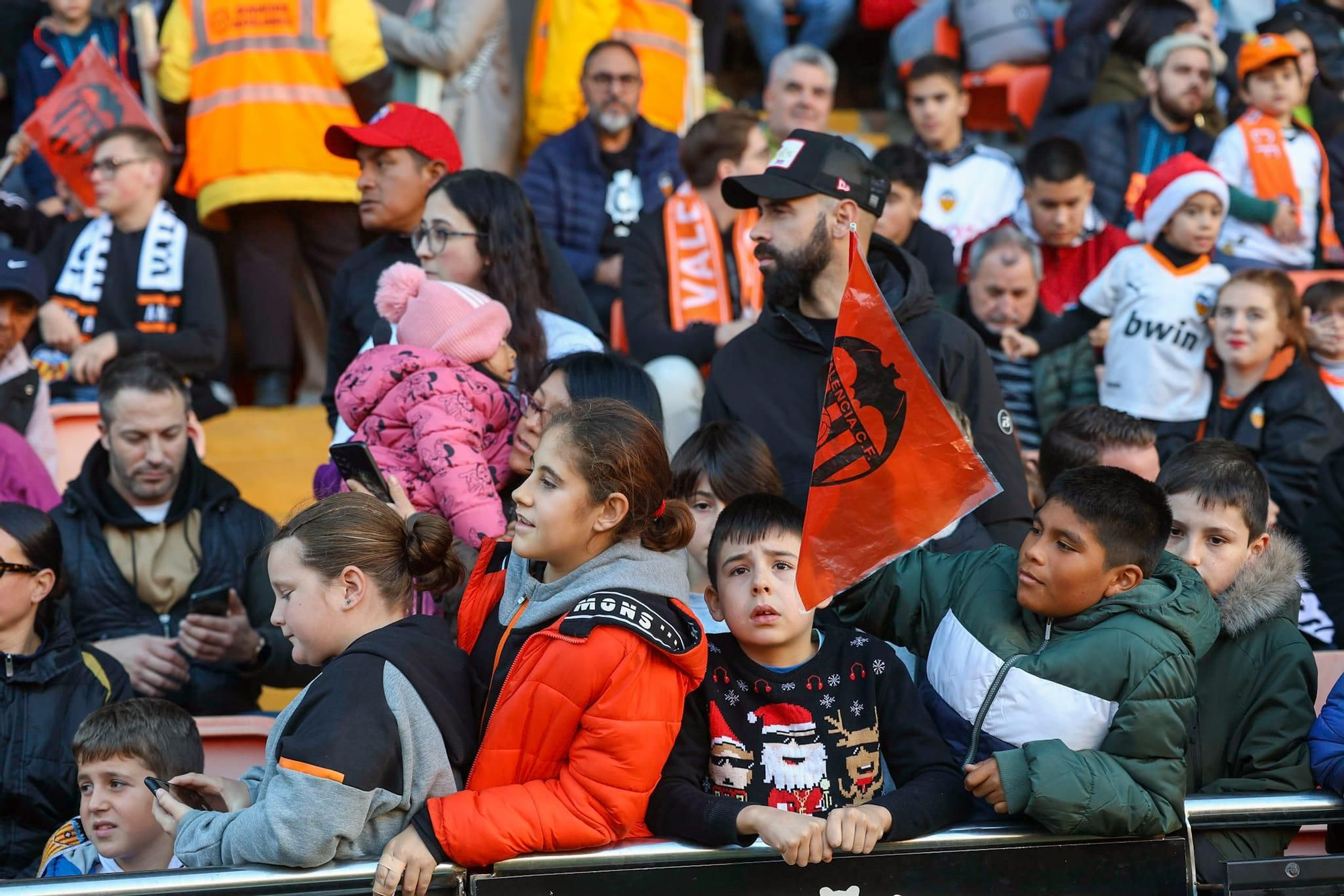 La afición se vuelca con el Valencia CF en el entrenamiento de Mestalla
