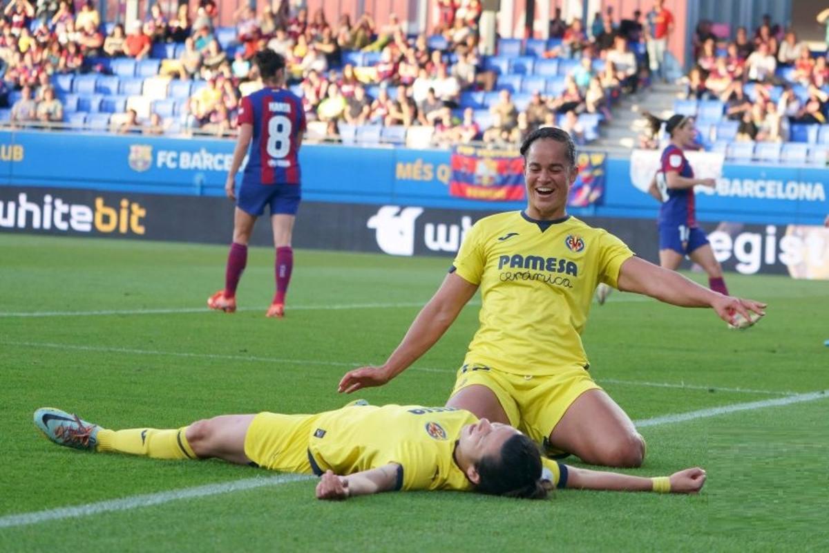 Mckenna, autora del 1-1, va a felicitar a su compañera Lucía Gómez, que centró en el gol.