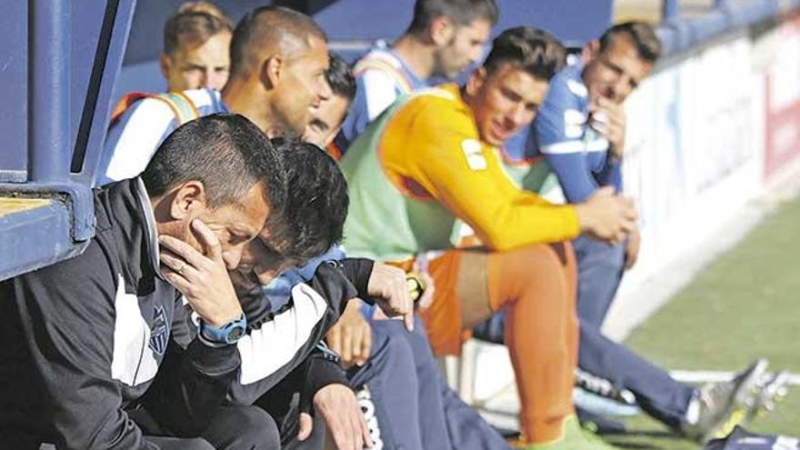 Horacio Melgarejo, en primera línea, en el banquillo de la Ciudad Deportiva del Villarreal.