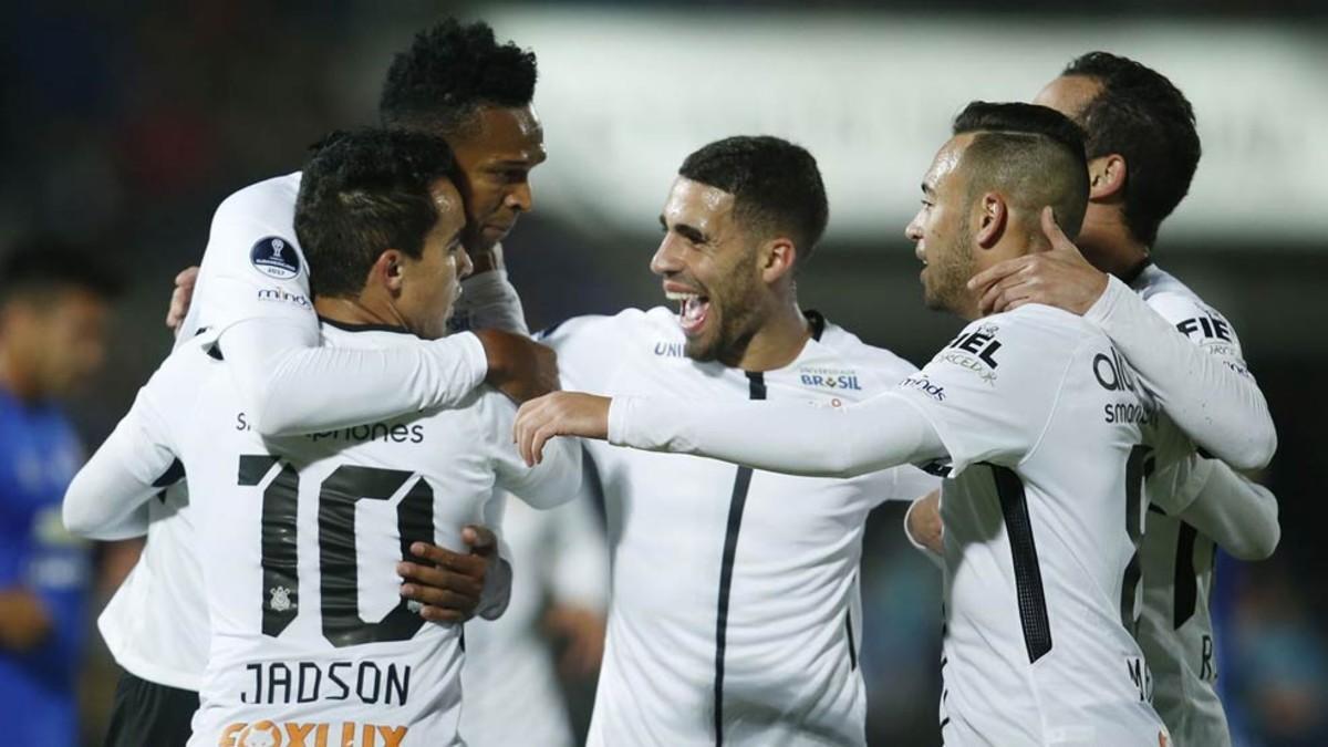 Jugadores del Corinthians celebran un gol ante la Universidad de Chile