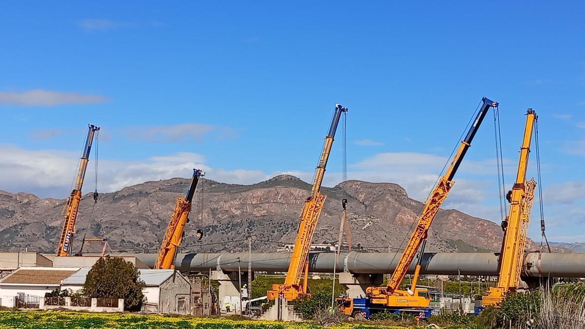 Nueva fuga de agua en los tubos del trasvase a su paso por Orihuela el pasado martes