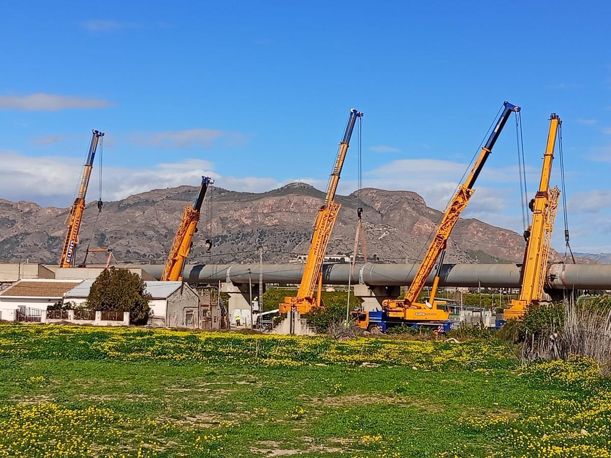 Nueva fuga de agua en los tubos del trasvase a su paso por Orihuela el pasado martes