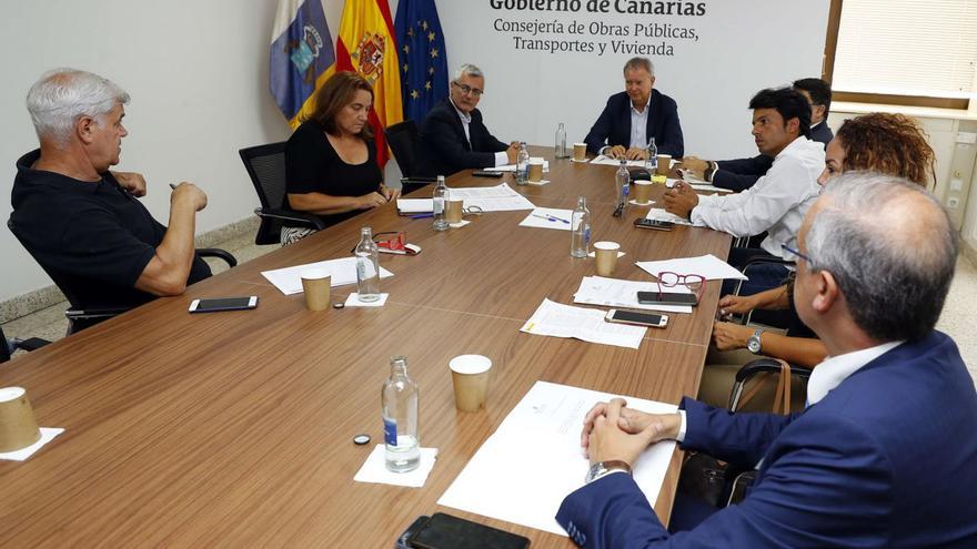 Reunión de Franquis (presidiendo la mesa) con responsables de los Cabildos.