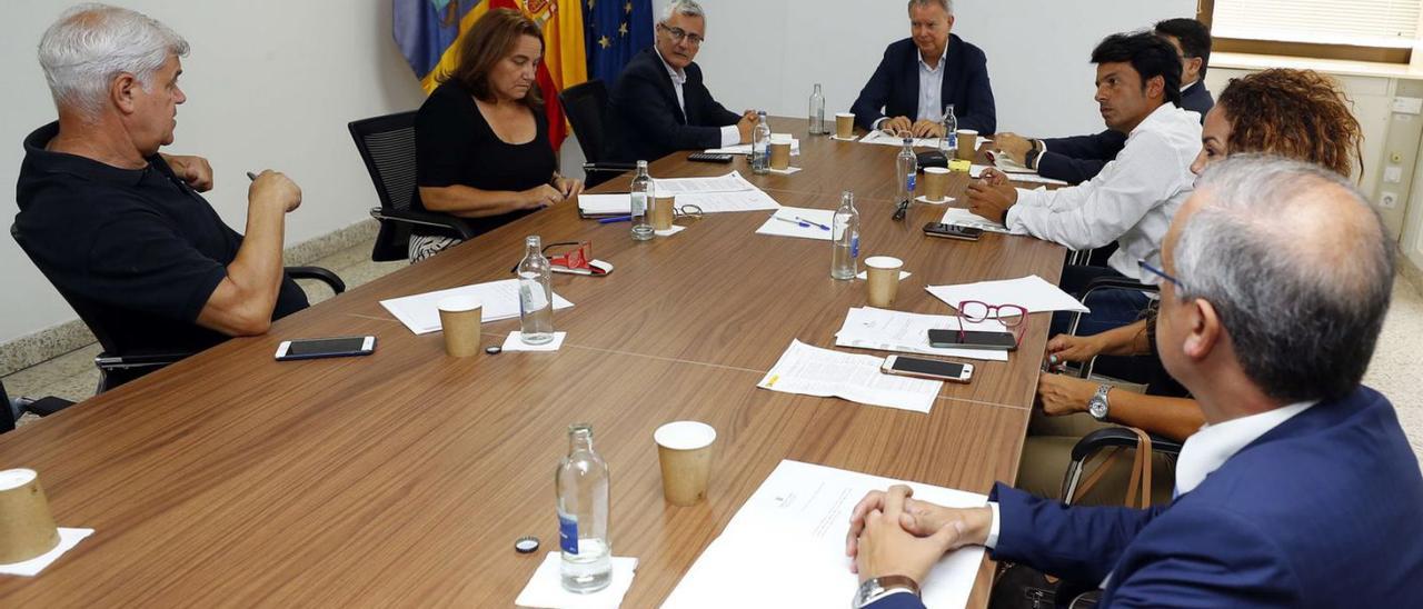 Reunión de Franquis (presidiendo la mesa) con responsables de los Cabildos.