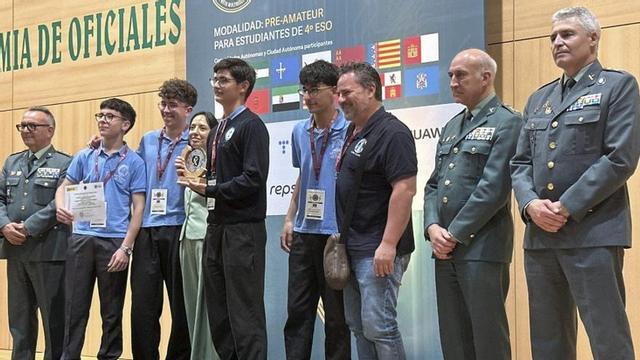 Los alumnos del Colegio San Vicente de Paúl recogen el premio. | L.O.