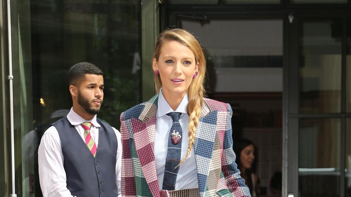 Blake Lively con traje a cuadros de Roland Mouret