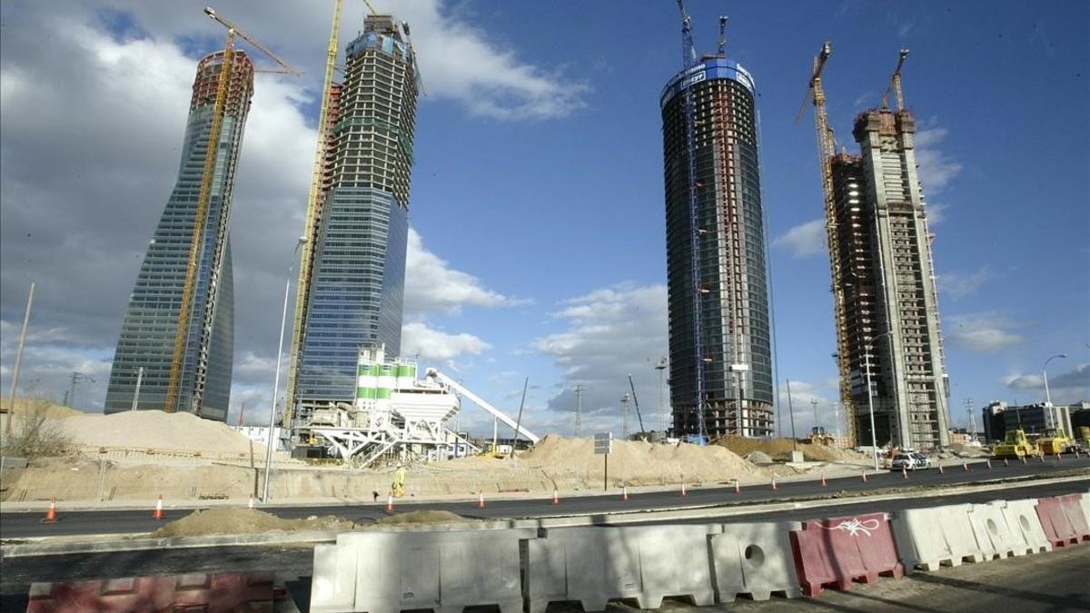 Las cuatro torres de la antigua ciudad deportiva madridista, durante su construcción