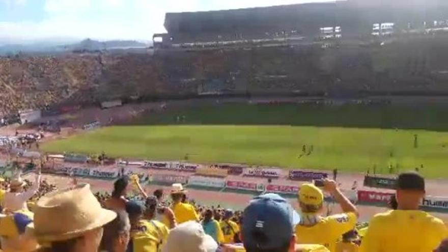 La afición de la UD Las Palmas silba a los invasores del campo