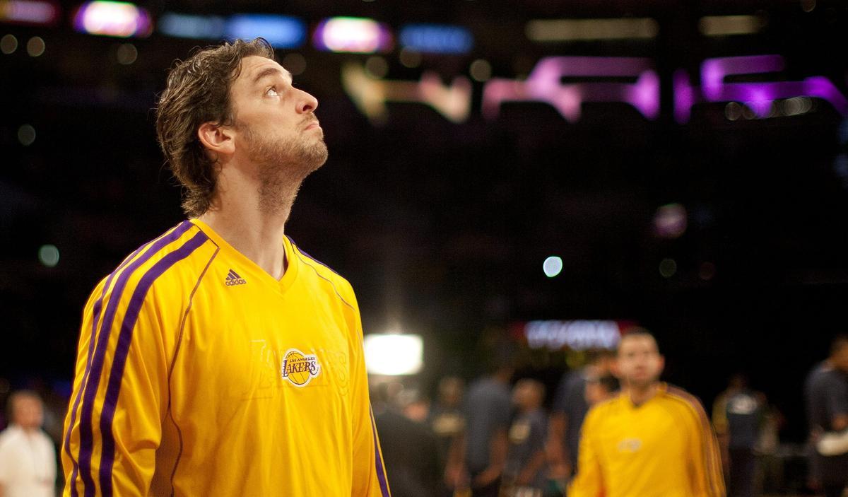 Pau observa las camisetas en techo del Staples Center y ahora se unirá su camiseta a los mitos de Lakers