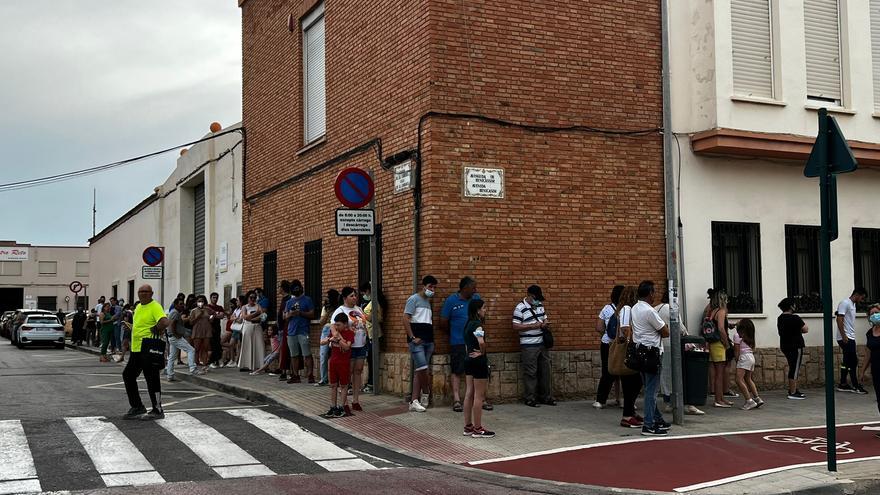 Las colas vuelven al &#039;vacunódromo&#039; de Castellón: las imágenes