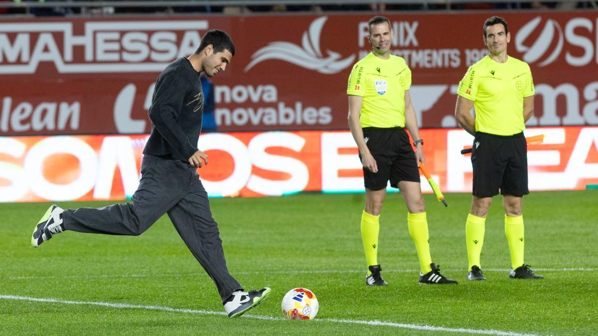 Alcaraz realizó el saque de honor en el Murcia-Betis