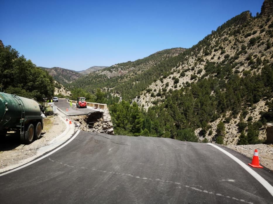 Mueren dos operarios de grúa tras hundirse una carretera en Aras de los Olmos