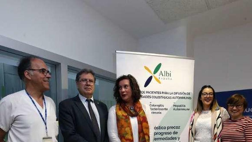 Desde la izquierda, Manuel Rodríguez, Mario Margolles, Paz García, Carmen González y Conxita Comamala (de Albi-España), ayer, en el HUCA.