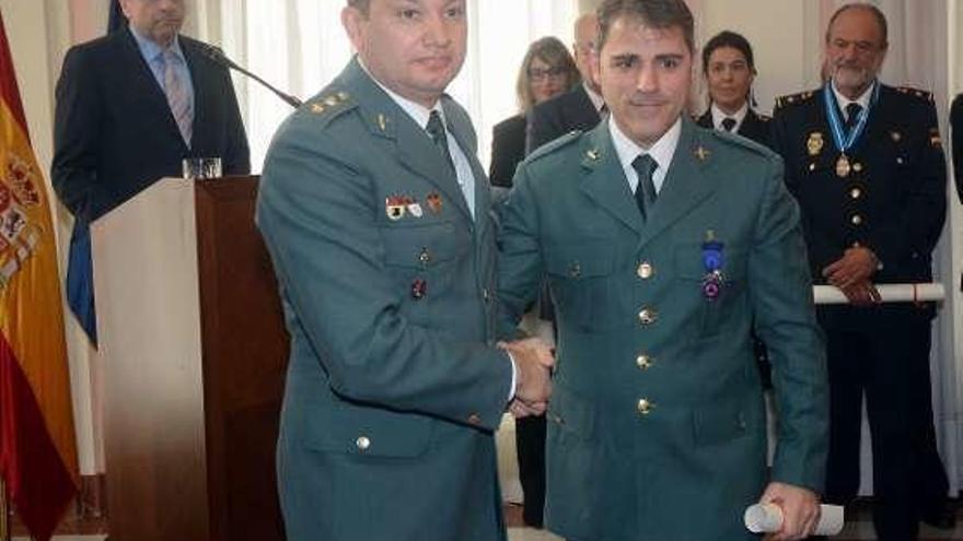 Francisco J. Cancelas recibe su medalla. // R.V.
