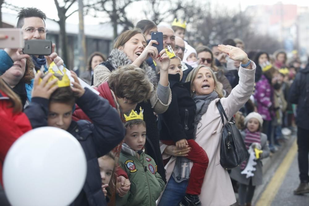 Una multitud recibe a los Reyes Magos en Gijón.