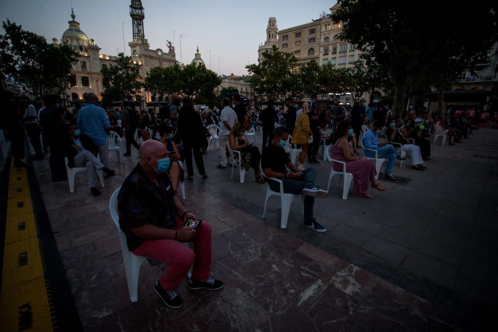 Homenaje a las víctimas del COVID en la plaza del ayuntamiento