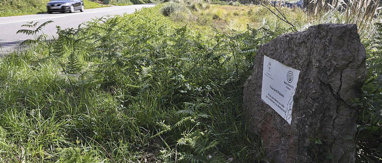 Monolito en recuerdo de la fosa del monte Palomo, situado en la carretera entre Avilés y Luanco, en la parroquia de Ambiedes.