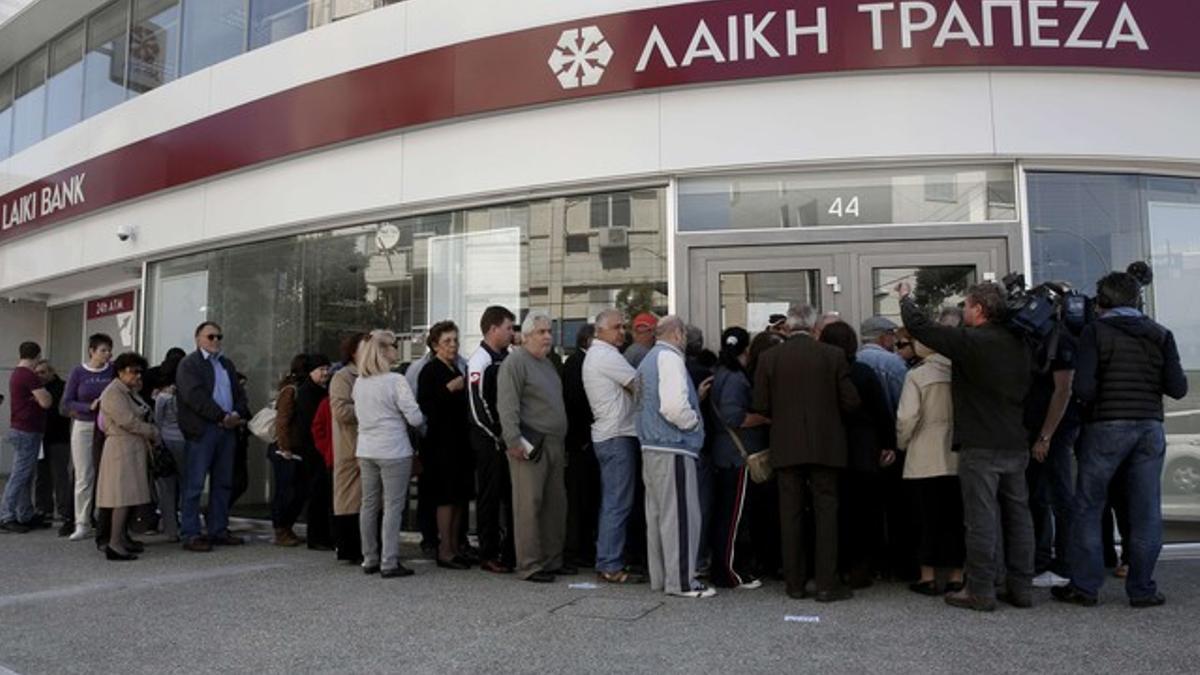 Clientes del Banco Laiki, en las puertas de la sucursal, en la capital chipriota.