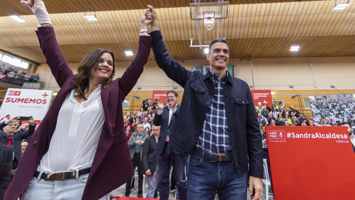 Pedro Sánchez y Sandra Gómez, en un mitin.