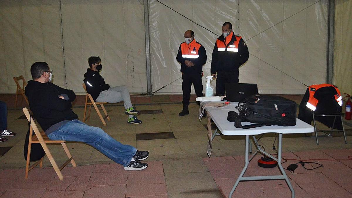 Voluntarios de Protección Civil explican qué hacer ante accidentes domésticos en una carpa instalada en la Plaza de la Madera. | E. P.